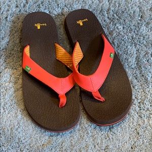 Sanuk coral flip flops size 9